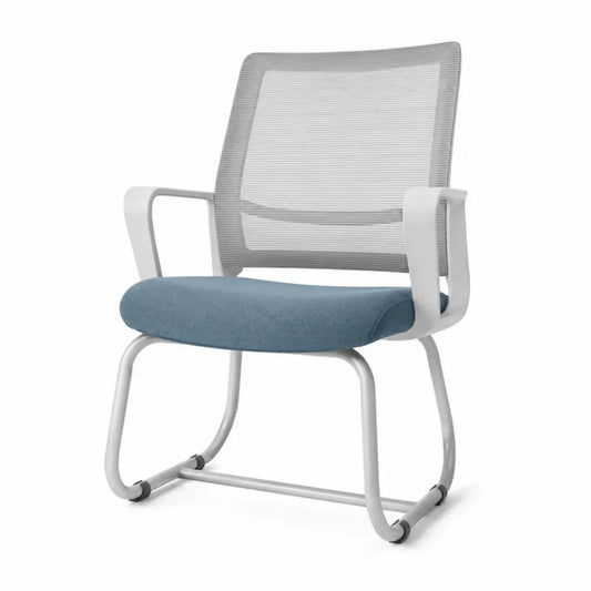 Silla de oficina fija con respaldo de malla gris asiento acolchado azul claro estructura de acero blanca 60 x 60 x 90 cm